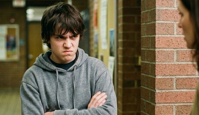 Ergenlik döneminde öfke yaşayan genç ve iletişim problemi