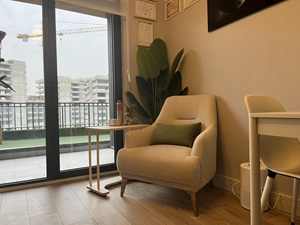 Görüşme odasında dingin renklerle hazırlanmış alan