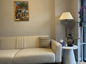 Klinik iç mekanında bitkilerle desteklenen sakin köşe