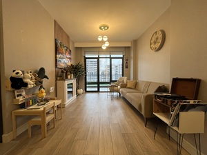 Danışan bekleme alanında doğal ışıklı oturma düzeni