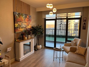 Klinik iç mekanında açık tonlu mobilya ve rahat oturma alanı