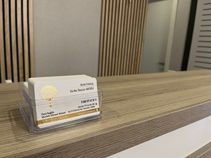 Klinik koridorunda minimal ve temiz iç tasarım