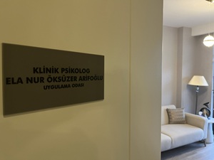 Danışan odasında sıcak ahşap tonları ve sade dekor