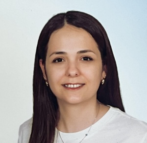 Klinik Psikolog Ela Nur Öksüzer Arifoğlu portre fotoğrafı