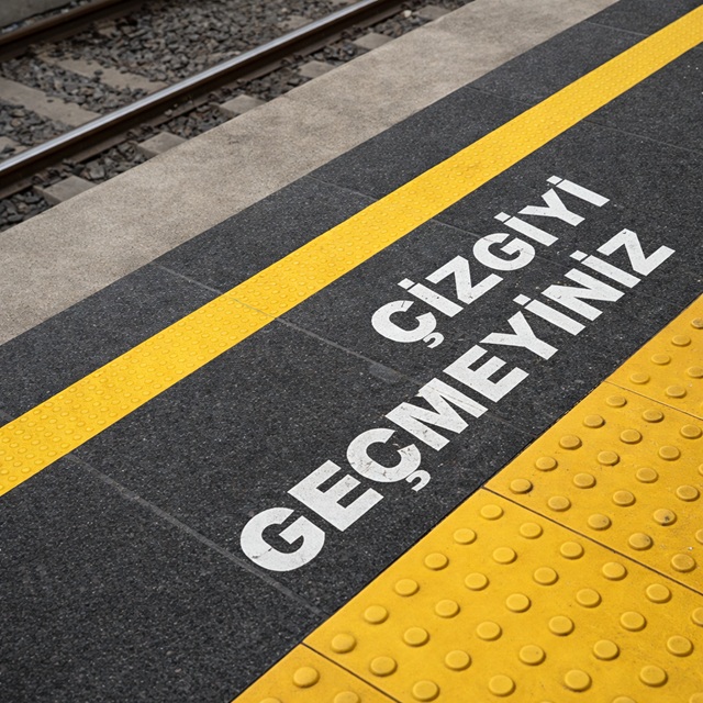 Sınır koymakta zorlanan ve düşünceli hisseden bir yetişkin