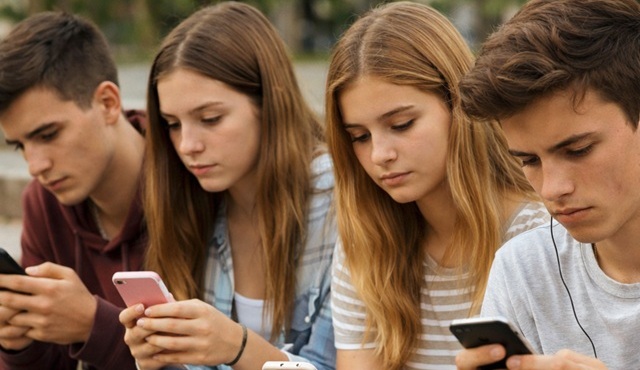 Sosyal medyada karşılaştırma baskısı yaşayan düşünceli ergen genç